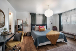 Chic & Classy Condo - Centrally Located